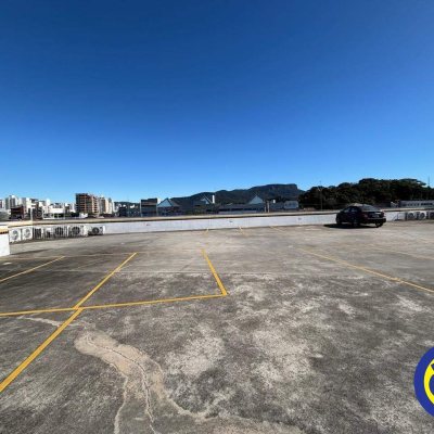 Sala com 732m², 25 garagens, no bairro Centro em Palhoça