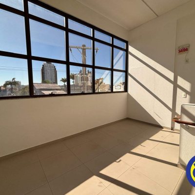 Sala com 732m², 25 garagens, no bairro Centro em Palhoça