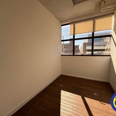 Sala com 732m², 25 garagens, no bairro Centro em Palhoça