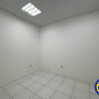 Sala com 732m², 25 garagens, no bairro Centro em Palhoça