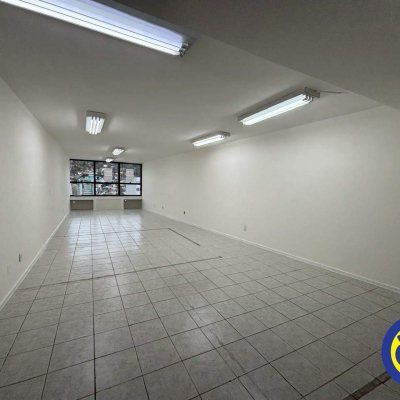 Sala com 80m², no bairro Centro em Florianópolis