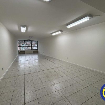 Sala com 80m², no bairro Centro em Florianópolis