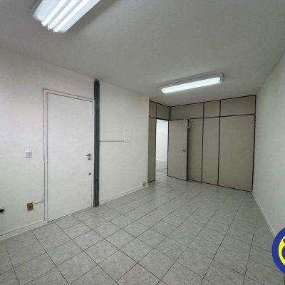Sala com 80m², no bairro Centro em Florianópolis