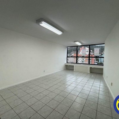Sala com 80m², no bairro Centro em Florianópolis