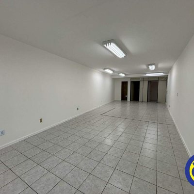Sala com 80m², no bairro Centro em Florianópolis