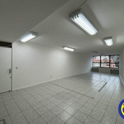 Sala com 80m², no bairro Centro em Florianópolis