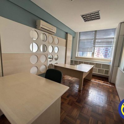 Sala com 64m², no bairro Centro em Florianópolis