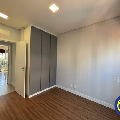 Apartamento com 60m², 2 quartos, 2 suítes, 1 garagem, no bairro Centro em Florianópolis