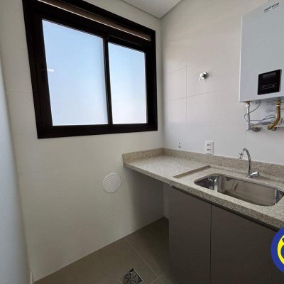 Apartamento com 60m², 2 quartos, 2 suítes, 1 garagem, no bairro Centro em Florianópolis