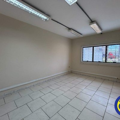 Galpão com 2260m², 15 garagens, no bairro Roçado em São José