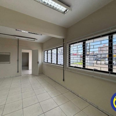 Galpão com 2260m², 15 garagens, no bairro Roçado em São José