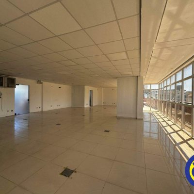 Sala com 222m², 4 garagens, no bairro Trindade em Florianópolis