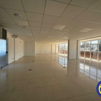 Sala com 222m², 4 garagens, no bairro Trindade em Florianópolis