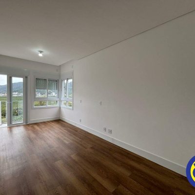 Apartamento com 133m², 3 quartos (sendo 3 suítes), 2 garagens, no bairro João Paulo em Florianópolis