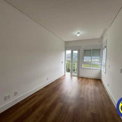 Apartamento com 133m², 3 quartos (sendo 3 suítes), 2 garagens, no bairro João Paulo em Florianópolis