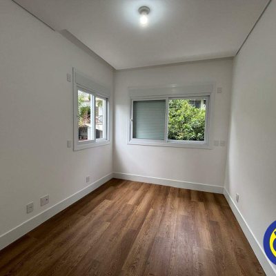 Apartamento com 133m², 3 quartos (sendo 3 suítes), 2 garagens, no bairro João Paulo em Florianópolis