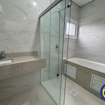 Apartamento com 133m², 3 quartos (sendo 3 suítes), 2 garagens, no bairro João Paulo em Florianópolis