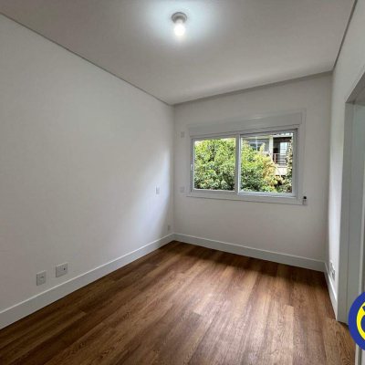 Apartamento com 133m², 3 quartos (sendo 3 suítes), 2 garagens, no bairro João Paulo em Florianópolis