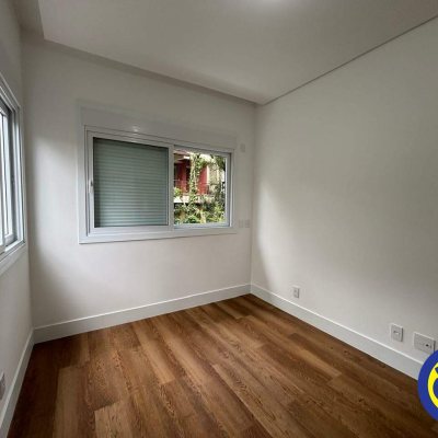 Apartamento com 133m², 3 quartos, 3 suítes, 2 garagens, no bairro João Paulo em Florianópolis