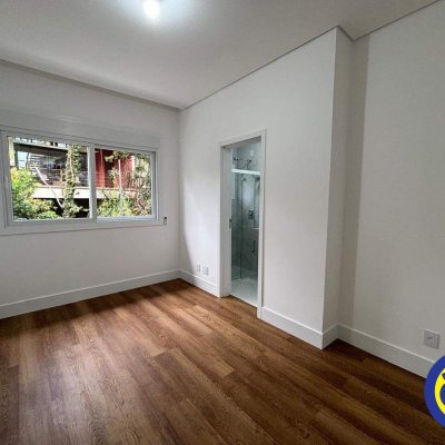 Apartamento com 133m², 3 quartos (sendo 3 suítes), 2 garagens, no bairro João Paulo em Florianópolis