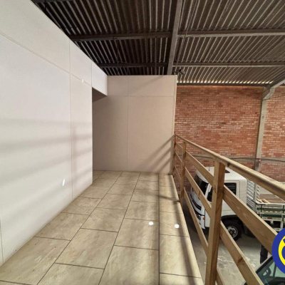 Galpão com 515m², no bairro Serraria em São José