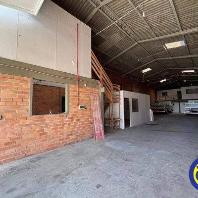 Galpão com 515m², no bairro Serraria em São José