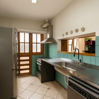 Casa com 220m², 4 quartos, 3 suítes, 2 garagens, no bairro Sambaqui em Florianópolis