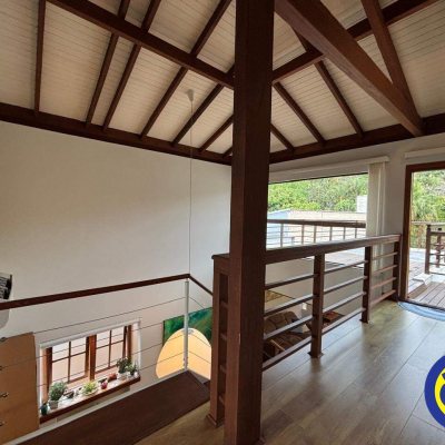 Casa com 220m², 4 quartos, 3 suítes, 2 garagens, no bairro Sambaqui em Florianópolis