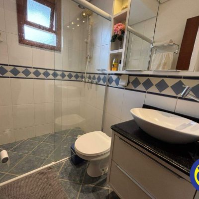 Casa com 220m², 4 quartos, 3 suítes, 2 garagens, no bairro Sambaqui em Florianópolis