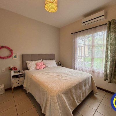 Casa com 220m², 4 quartos, 3 suítes, 2 garagens, no bairro Sambaqui em Florianópolis