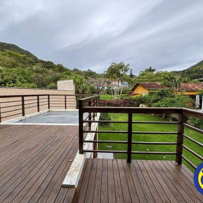 Casa com 220m², 4 quartos, 3 suítes, 2 garagens, no bairro Sambaqui em Florianópolis