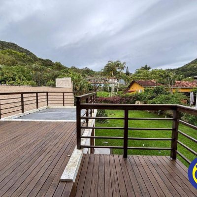 Casa com 220m², 4 quartos, 3 suítes, 2 garagens, no bairro Sambaqui em Florianópolis