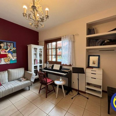 Casa com 220m², 4 quartos, 3 suítes, 2 garagens, no bairro Sambaqui em Florianópolis