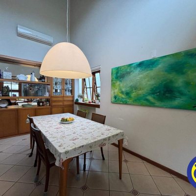 Casa com 220m², 4 quartos, 3 suítes, 2 garagens, no bairro Sambaqui em Florianópolis