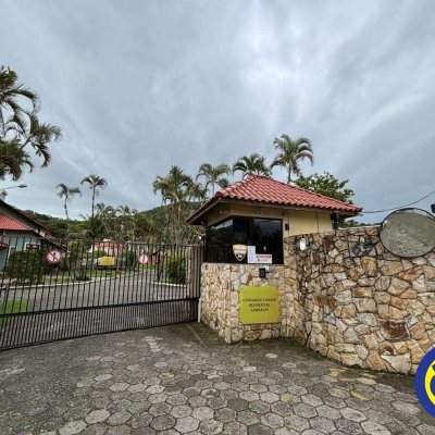 Casa com 220m², 4 quartos, 3 suítes, 2 garagens, no bairro Sambaqui em Florianópolis