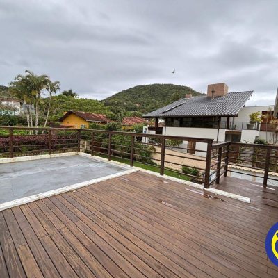 Casa com 220m², 4 quartos, 3 suítes, 2 garagens, no bairro Sambaqui em Florianópolis