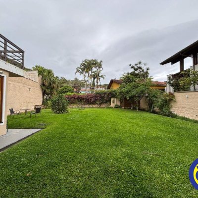 Casa com 220m², 4 quartos, 3 suítes, 2 garagens, no bairro Sambaqui em Florianópolis