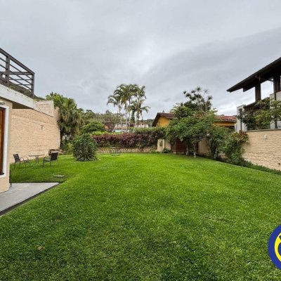 Casa com 220m², 4 quartos, 3 suítes, 2 garagens, no bairro Sambaqui em Florianópolis