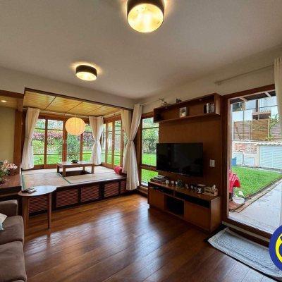 Casa com 220m², 4 quartos, 3 suítes, 2 garagens, no bairro Sambaqui em Florianópolis