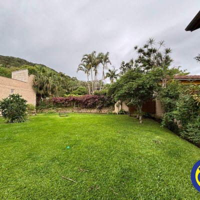 Casa com 220m², 4 quartos, 3 suítes, 2 garagens, no bairro Sambaqui em Florianópolis