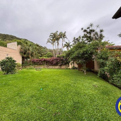 Casa com 220m², 4 quartos, 3 suítes, 2 garagens, no bairro Sambaqui em Florianópolis