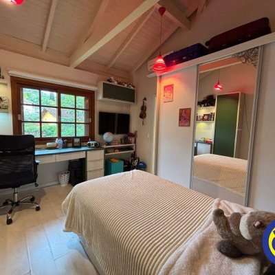 Casa com 220m², 4 quartos, 3 suítes, 2 garagens, no bairro Sambaqui em Florianópolis