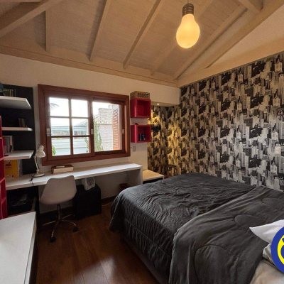 Casa com 220m², 4 quartos, 3 suítes, 2 garagens, no bairro Sambaqui em Florianópolis