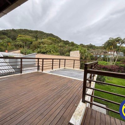 Casa com 220m², 4 quartos, 3 suítes, 2 garagens, no bairro Sambaqui em Florianópolis