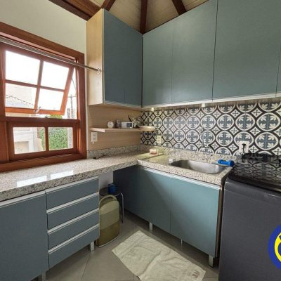 Casa com 220m², 4 quartos, 3 suítes, 2 garagens, no bairro Sambaqui em Florianópolis