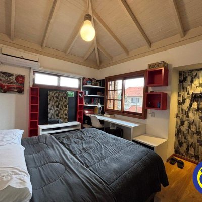 Casa com 220m², 4 quartos, 3 suítes, 2 garagens, no bairro Sambaqui em Florianópolis