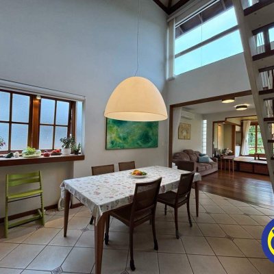 Casa com 220m², 4 quartos, 3 suítes, 2 garagens, no bairro Sambaqui em Florianópolis