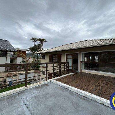 Casa com 220m², 4 quartos, 3 suítes, 2 garagens, no bairro Sambaqui em Florianópolis