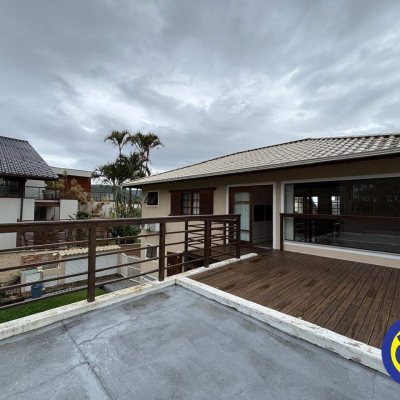 Casa com 220m², 4 quartos, 3 suítes, 2 garagens, no bairro Sambaqui em Florianópolis