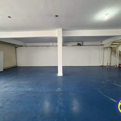 Loja com 200m², 2 garagens, no bairro Saco Grande em Florianópolis